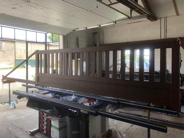 Fabrication d'un portail autoportant en aluminium pour les Vosges