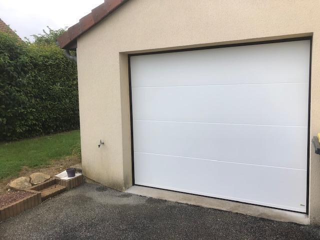 Pose d'une porte de garage motorisée aux alentours de la loupe 