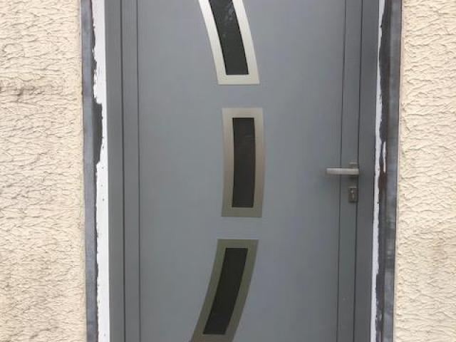 fabrication et pose d'une porte en aluminium sur la commune de Saint Eliph