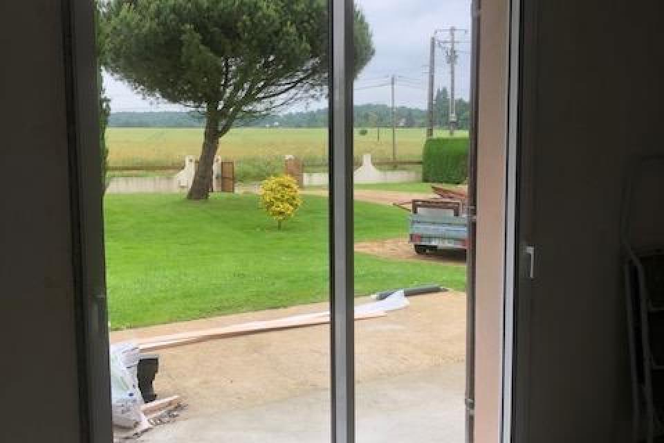 Pose d'une porte en aluminium pour une maison en rénovation au alentours de la loupe