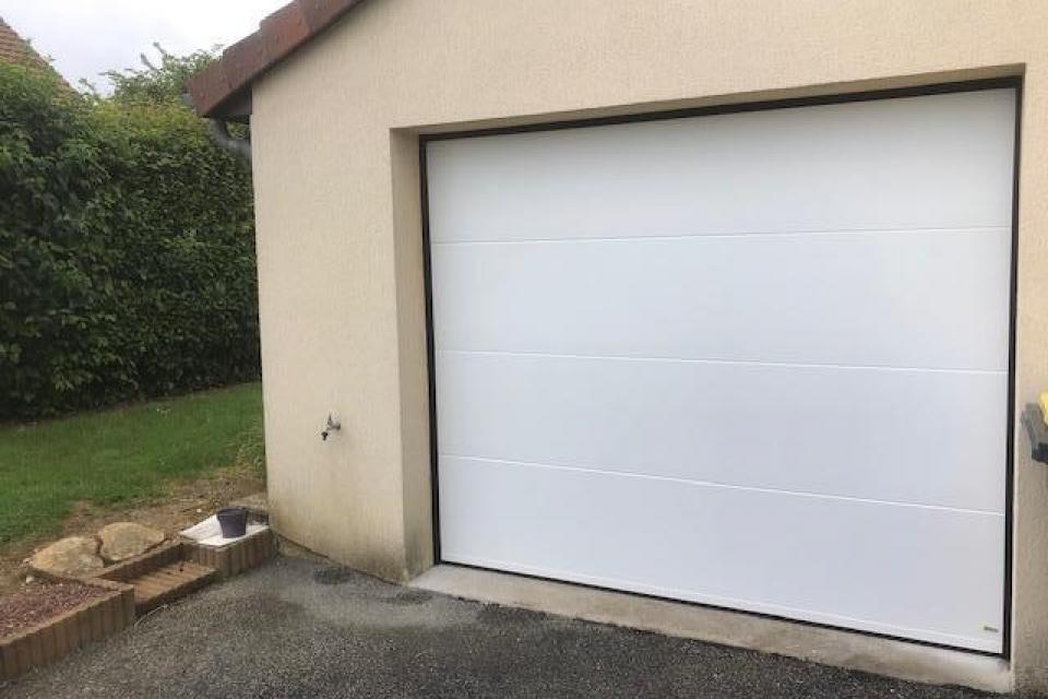 Pose d'une porte de garage motorisée aux alentours de la loupe 