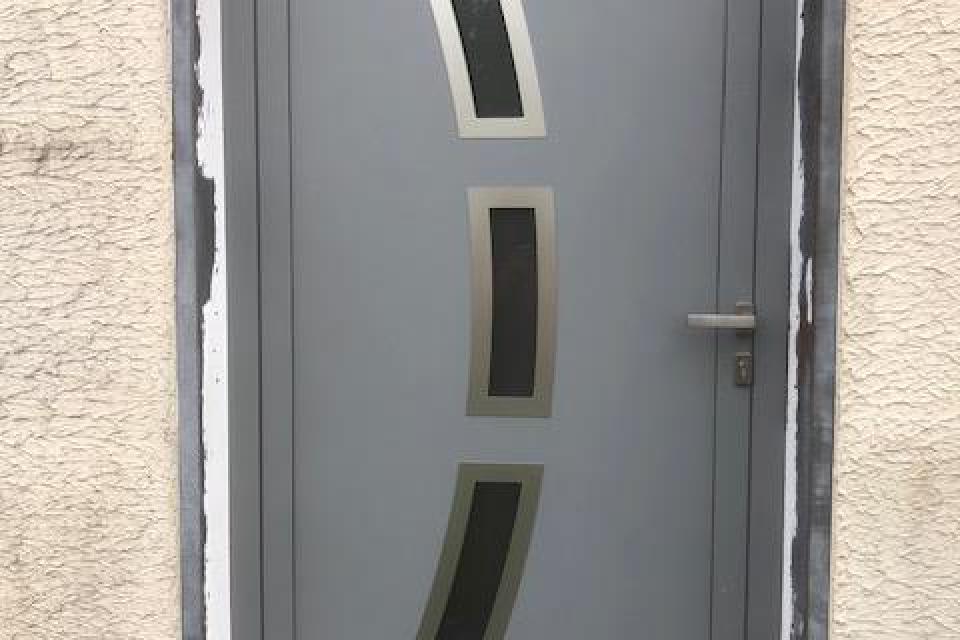 fabrication et pose d'une porte en aluminium sur la commune de Saint Eliph